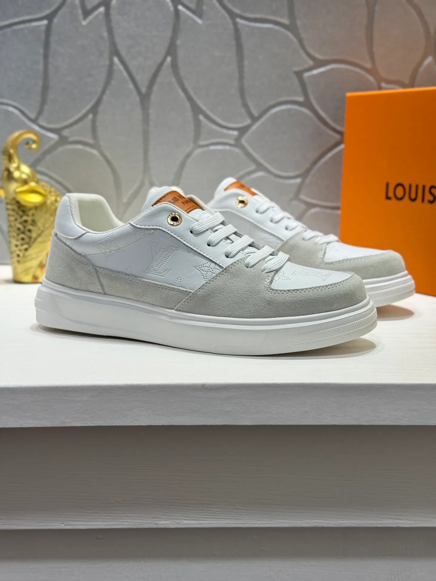 Men's shoes 💰400 [New model] 🌂🌂Top original order - Louis Vuitton®️ Trendy and fashionable yet low-key men's casual shoes, LV cowhide embossed upper, comfortable and breathable, mesh lining, original rubber outsole, 2 colors available ~ a must-have for stylish men. Size: 38-44 (45 customized